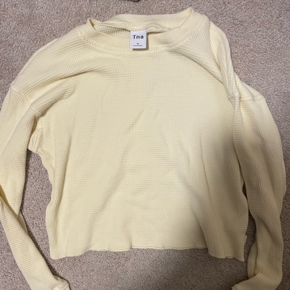 TNA (aritzia) tee shirt- pale yellow ⭐️🌝🐝